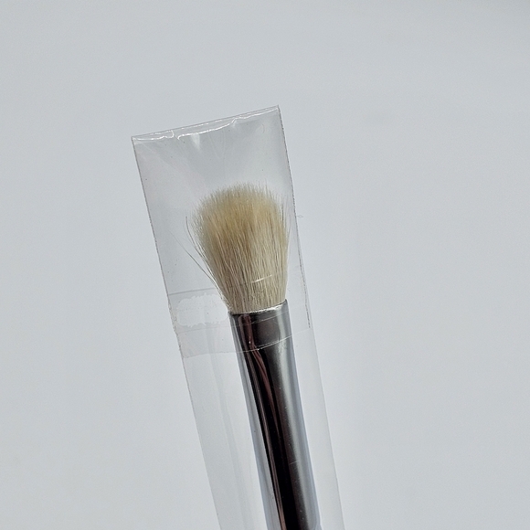 Morphe M433 Firm Blending Fluff Eyeshadow Brush - Picture 4 of 5